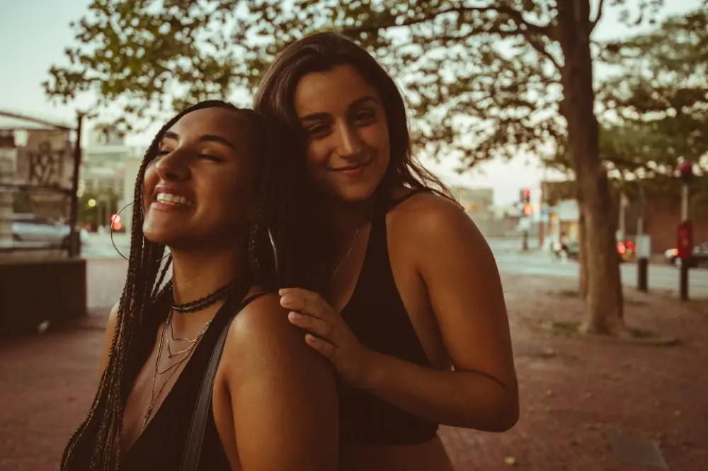 Prijateljici se objemata in smejita